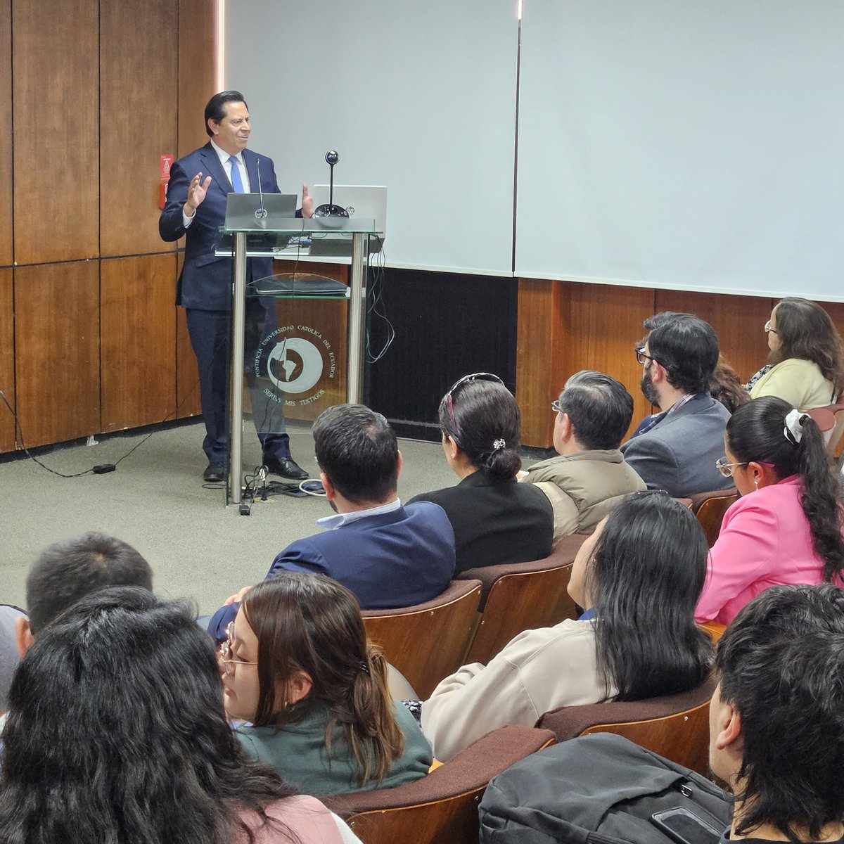 FFPO's tweet image. Roberth Puertas, gerente de la @FFPO en la presentación y lanzamiento del libro "La crisis y su manejo"