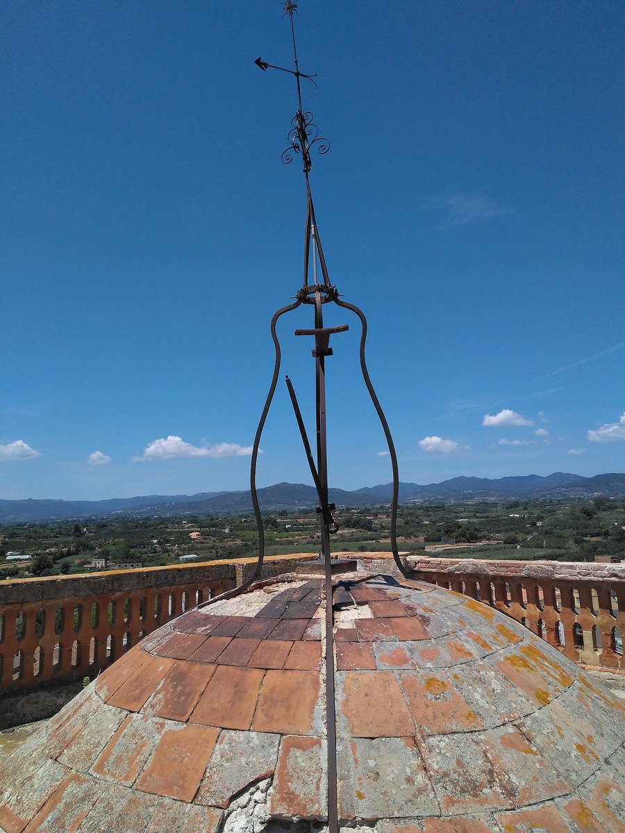 RevistaLoFloc's tweet photo. 🔔 El dimoni va intentar destruir les campanes de Riudoms, però Sant Miquel el va fer rodolar escales avall fins esclafar-se al graó 53 del campanar. Des d’aleshores, tothom hi frega el peu. https://t.co/pc2Iusc7Rc
#Riudoms #LlegendesCatalanes #Esgleisa https://t.co/jz6YJbjU9a