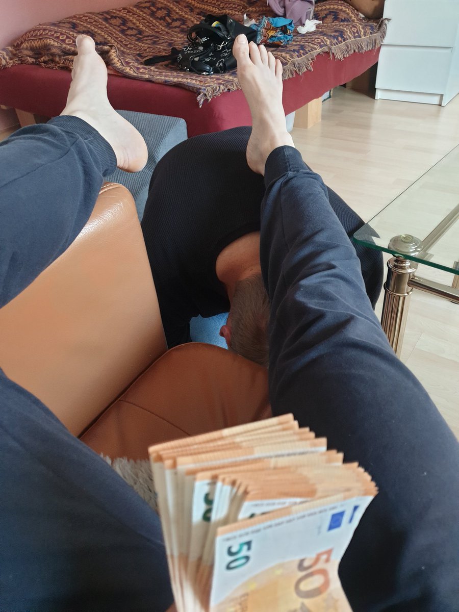 Mein Sklave sagt er hat eine posttraumtische Belastungsstörung wegen mir. Ich nehme das mal als Kompliment 🖤