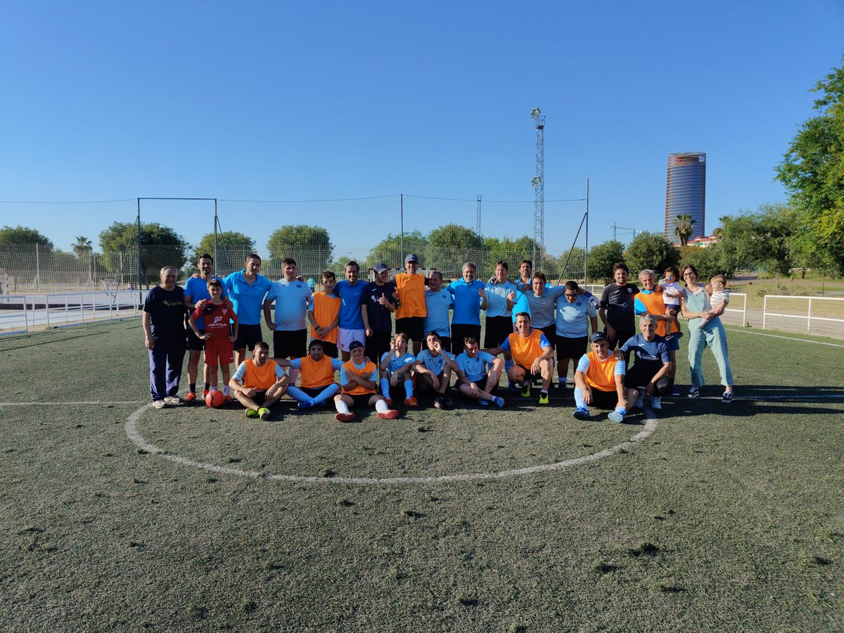 integra_futbol's tweet photo. En la tarde de ayer tuvimos un entrenamiento muy especial en nuestras instalaciones del Charco de la Pava. 
Nos acompañaron los voluntarios @caixabank le damos las gracias por pasar una bonita jornada con nuestros jugadores. 
🥅⚽️💙
#fútbol #inclusión #diversidad #igualdad https://t.co/KvmGglI2al