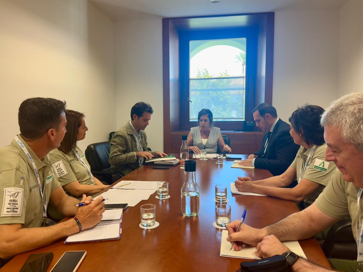 Hoy he mantenido una reunión cordial y productiva con representantes del colectivo de celadores forestales. 

Seguimos avanzando en el diálogo y trabajando para dar respuesta a sus planteamientos.