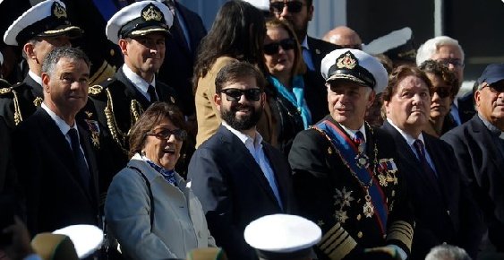 claroscuropost's tweet image. Que ves en la foto?

Yo veo plata mal gastada

Tanto boric como la armada
No sirven para nada 

#Valparaíso 
#prats