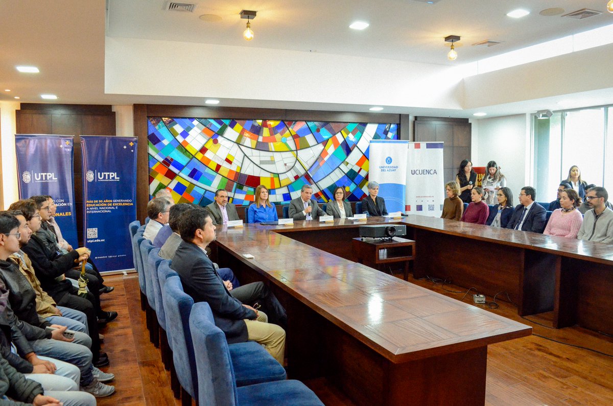 uazuay's tweet photo. 📣  Rueda de prensa: VIII Workshop RIDOT y XIV Simposio SNDU/PT 2025

Nuestro rector, Prof. Francisco Salgado Arteaga, expresó su contento por este encuentro y destacó la importancia de trabajar en #comunidad para construir ciudades y comunidades #sostenibles; y, crear puentes y vínculos que beneficien a todos.

🗺️📍 El evento se llevará a cabo el 18, 19 y 20 de junio de 2025. Regístrate ahora en el enlace de la noticia.👇

🗞 #AcademiaUDA, revise la noticia: https://t.co/7Ayq2XZx6k