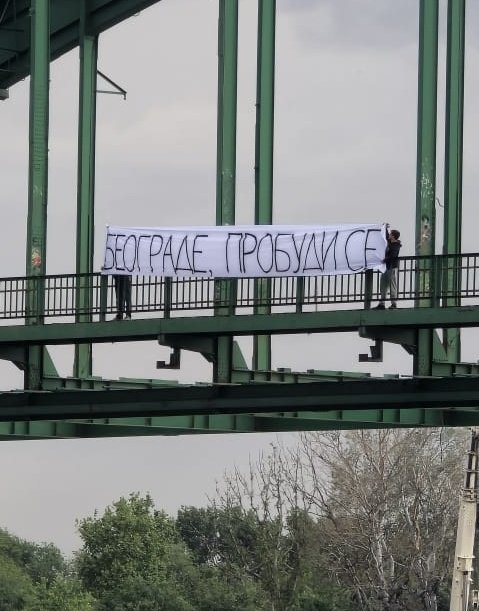 RastkoNaumov's tweet photo. Aktivisti Inicijative Beograd ostaje poručuju: Beograde, probudi se! 👊 https://t.co/JDuQwfg8Xk
