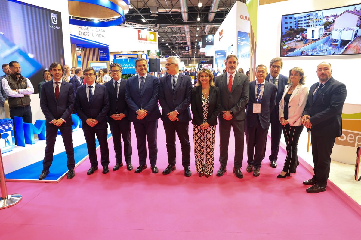 simaexpo's tweet image. ¡Damos por finalizada la primera jornada de #SIMA2025!

💬 En #SIMAPRO, las Administraciones Públicas han sido protagonistas del ‘Institutions Day’, presentando sus estrategias para acelerar la construcción de vivienda en ciudades como Madrid, Canarias, Málaga, Lisboa o Bilbao.