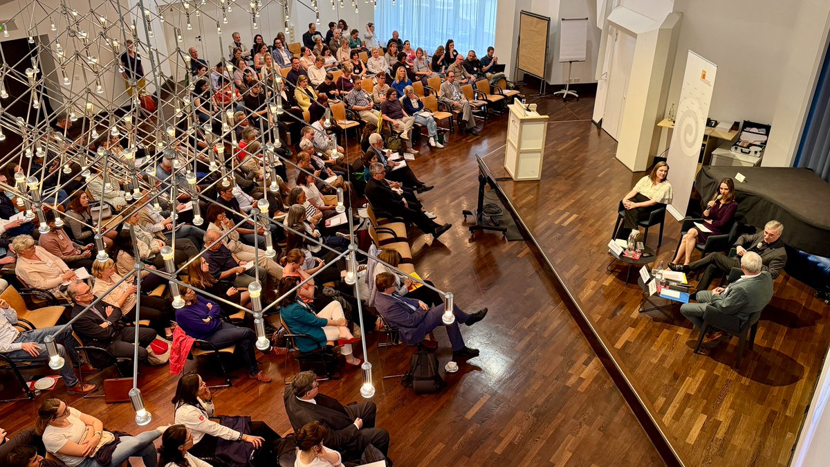 Auf Einladung von <a href="/dbk_online/">Deutsche Bischofskonferenz</a>  habe ich heute in Mainz die Position der #Landkreise zu #Integration und #Migration auf dem Katholischen #Flüchtlingsgipfel dargelegt. In einer Podiumsdiskussion mit Erzbischof Dr. Stefan Heße und der Rheinland-Pfälzischen Ministerin <a href="/katharina_binz/">Katharina Binz</a>