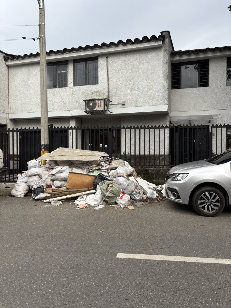 eco_medellin's tweet photo. Ya va casi un mes desde que la Secretaría de Medio Ambiente @AlcaldiadeMed decidió convertir la fachada de nuestro estudio en el basurero público del barrio. 

Nos echaron los escombros que recolectaron luego del desbordamiento de la quebrada, pero nunca los recogieron. (1/3) https://t.co/w1gFdU1lSX