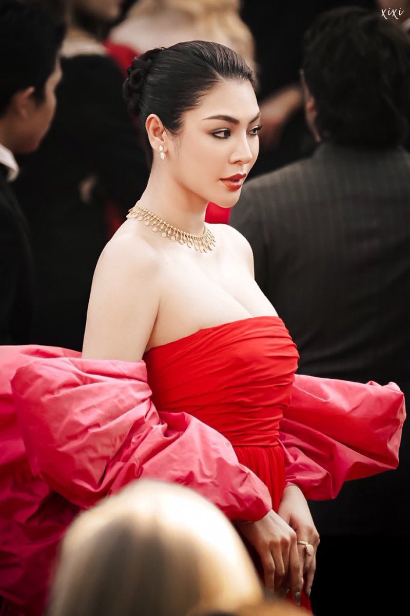 realyenula's tweet photo. How to breathe???? 

PERAYA RED CARPET CANNES
#BoucheronXFaye https://t.co/kA8eDj3Bkl