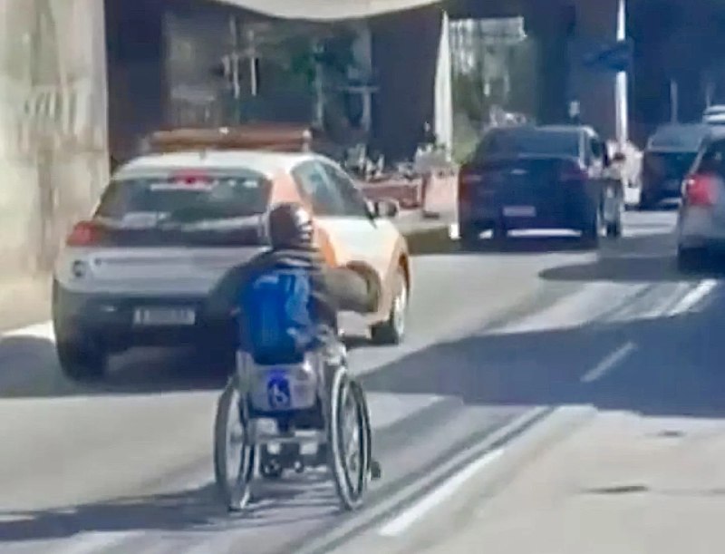 VÍDEO: Homem usa cadeira de rodas motorizada no trânsito de Niterói

guiadeniteroi.com/homem-usa-cade…