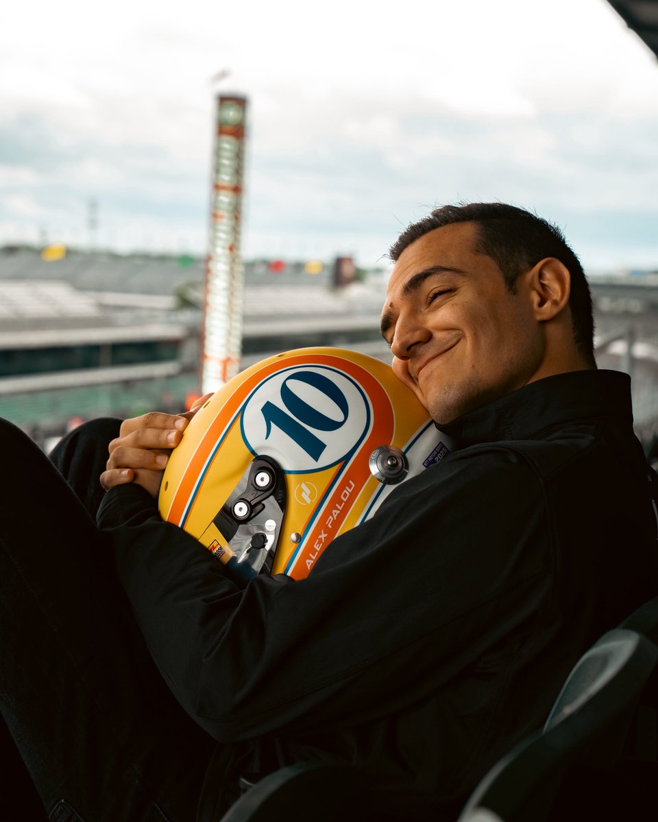 AlexPalou's tweet photo. My helmet for the 109th running of the Indianapolis 500, inspired by my Crew Chief Ricky Davis and awesomely painted by @VeneratioDesign 😍🤩 https://t.co/AUZVFepn7O