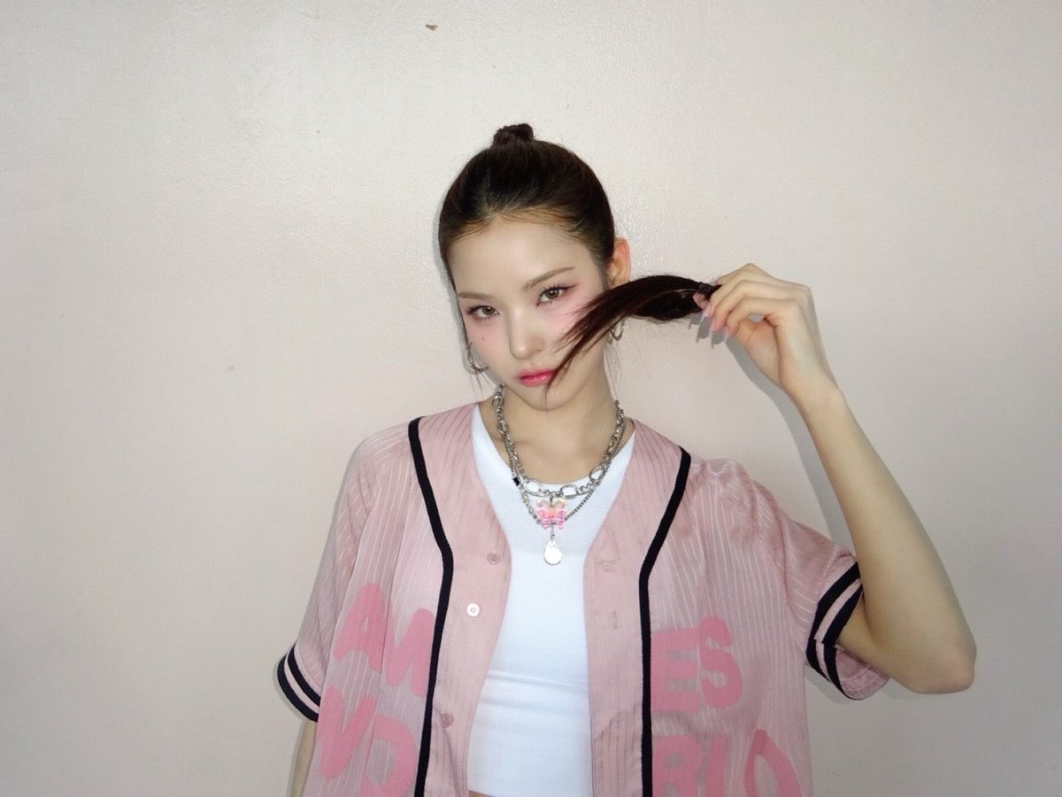 1028gallery's tweet photo. she’s so fine #MAI #마이 https://t.co/ltI34jENqR