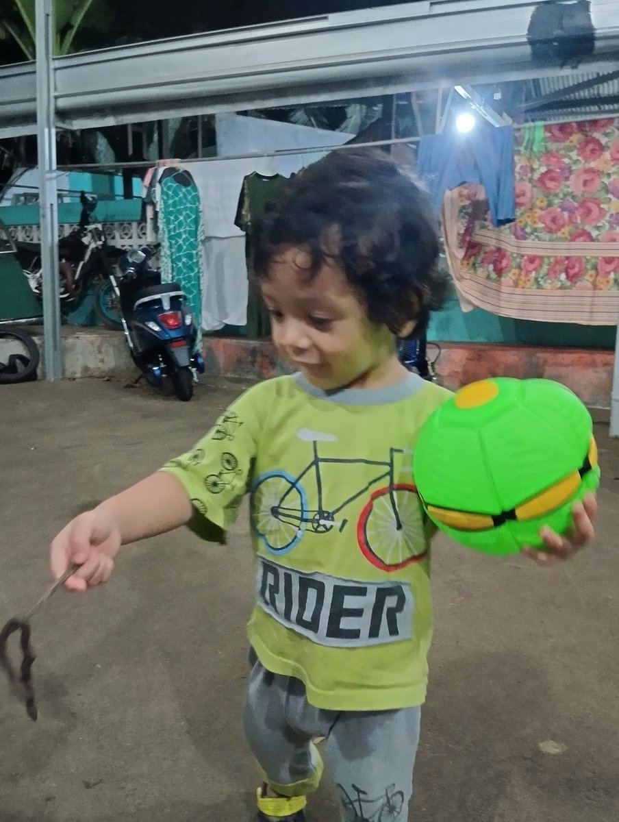 Bukannya tidur, sampe puncak langsung ngajakin maen. Kaco nih jagoan Om.