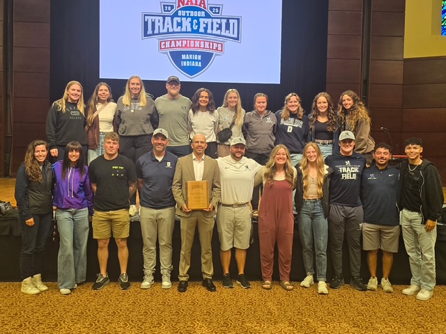 👟| Former <a href="/BlueHawkTrack/">HawkCrossCountryandTrack</a> standout Allan Ayala was honored on Tuesday night at the NAIA National Championships for his induction into the NAIA National Hall of Fame

🔗: dsubluehawks.com/general/2024-2…

#HawksAreUp