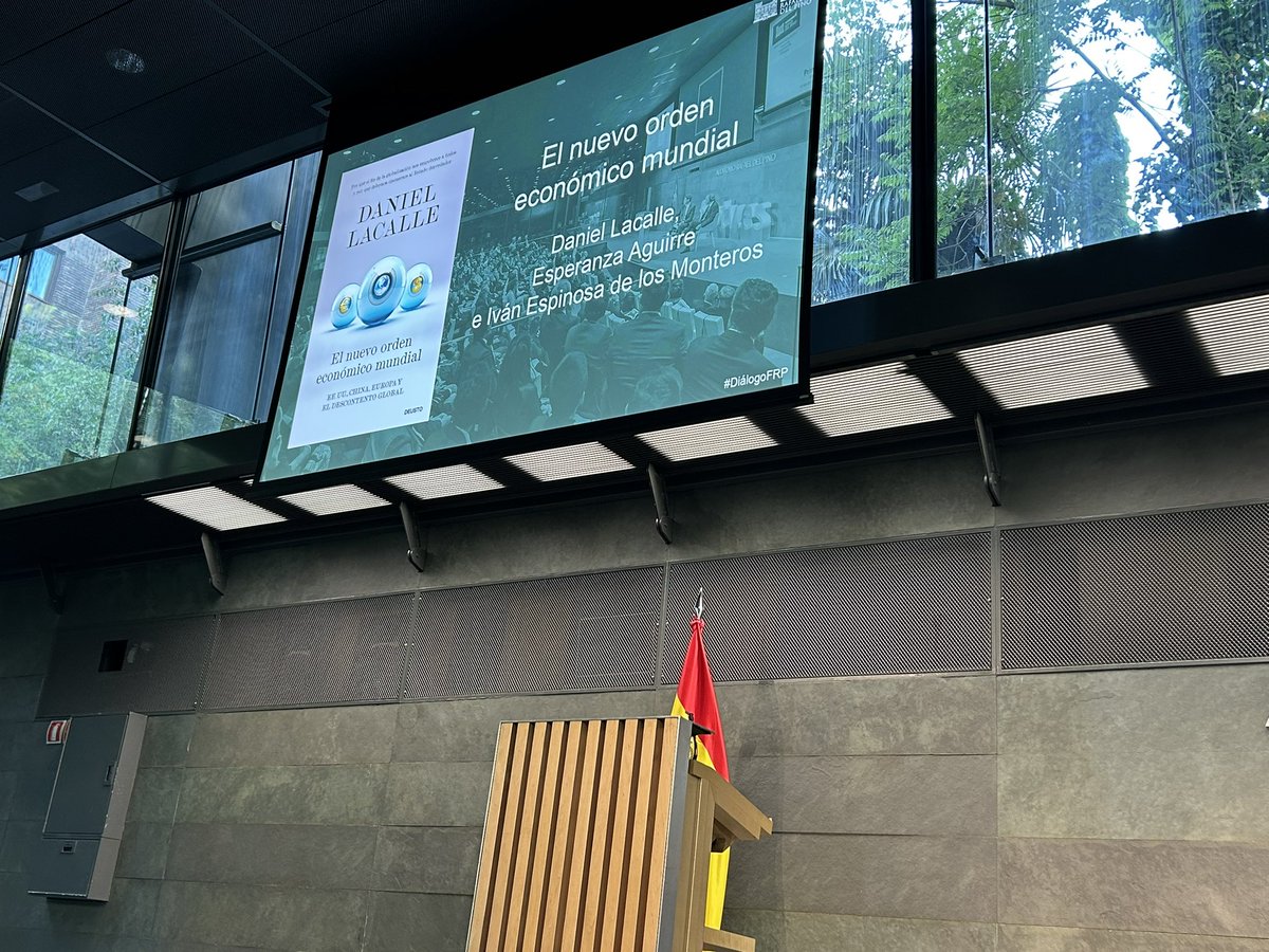 Expectante, en la presentación del nuevo libro de <a href="/dlacalle/">Daniel Lacalle</a> “el nuevo orden económico mundial” con <a href="/EsperanzAguirre/">Esperanza Aguirre</a> e <a href="/ivanedlm/">Iván Espinosa de los Monteros</a>.
#dialogoFRP 
<a href="/frdelpino/">Fundación Rafael del Pino</a>