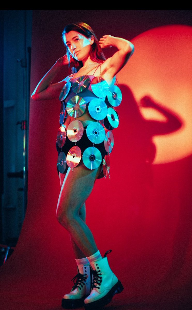 Week in Pop (@weekinpop) on Twitter photo PREMIERE | Brooklyn architect of ornate electro pop palaces <a href="/iamjuliehill/">julie hill</a> creates a song about centering the spirit inside/outside and connecting with communities on the new single āBe Wellā, featuring visuals by Madeleine Richardson.
weekinpop.com/features/premi⦠PREMIERE | Brooklyn architect of ornate electro pop palaces <a href="/iamjuliehill/">julie hill</a> creates a song about centering the spirit inside/outside and connecting with communities on the new single āBe Wellā, featuring visuals by Madeleine Richardson.
weekinpop.com/features/premiā¦