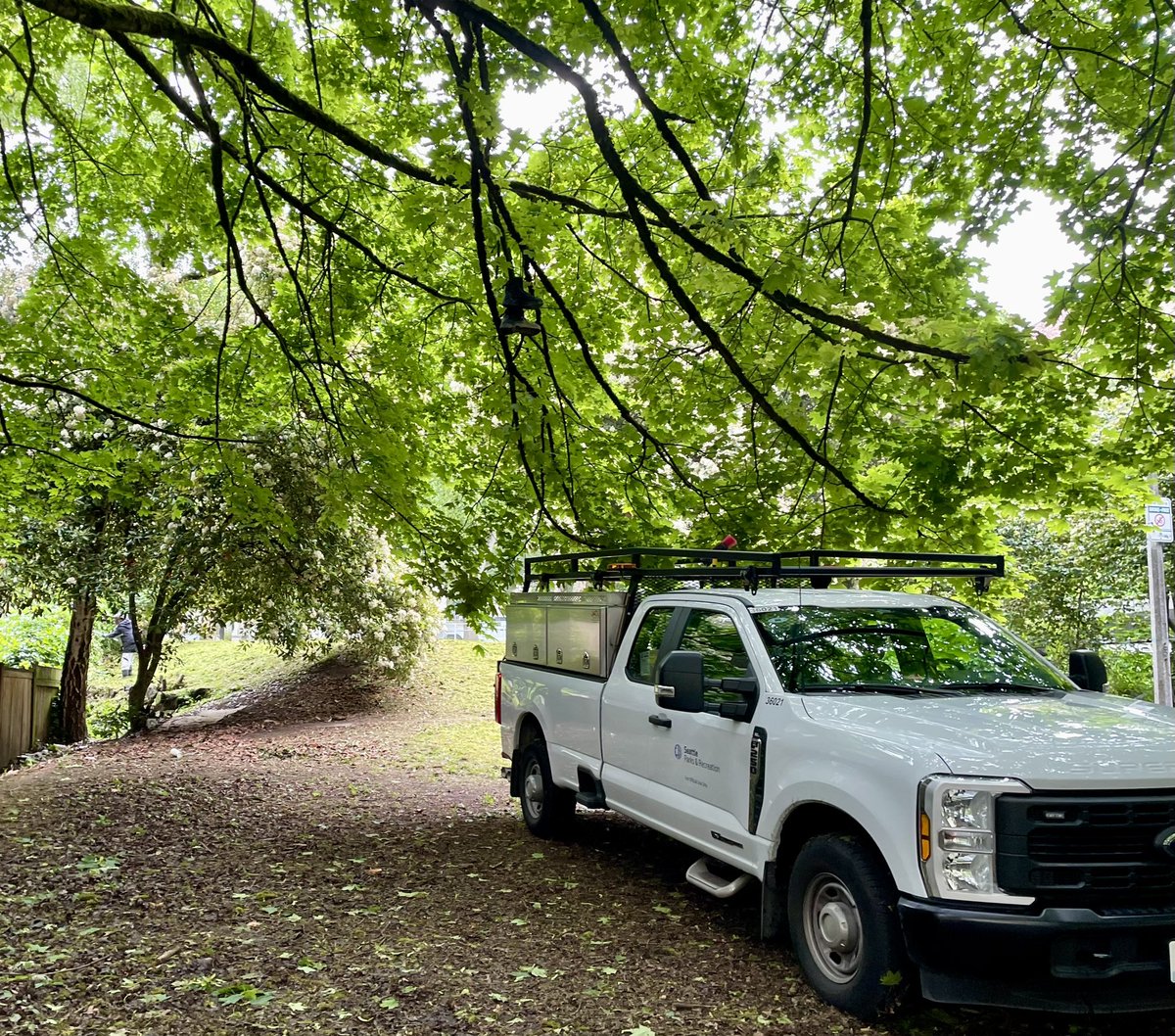 LushLaRue's tweet photo. Great work being done today by the dozen members of the Seattle Parks Maintenance Crew at #TashkentPark. THANK YOU for making our shared green space shine! You are all awesome! #communityheros @SeattleParks @MayorofSeattle @CMJoyHollings https://t.co/wLJS9pQKGy