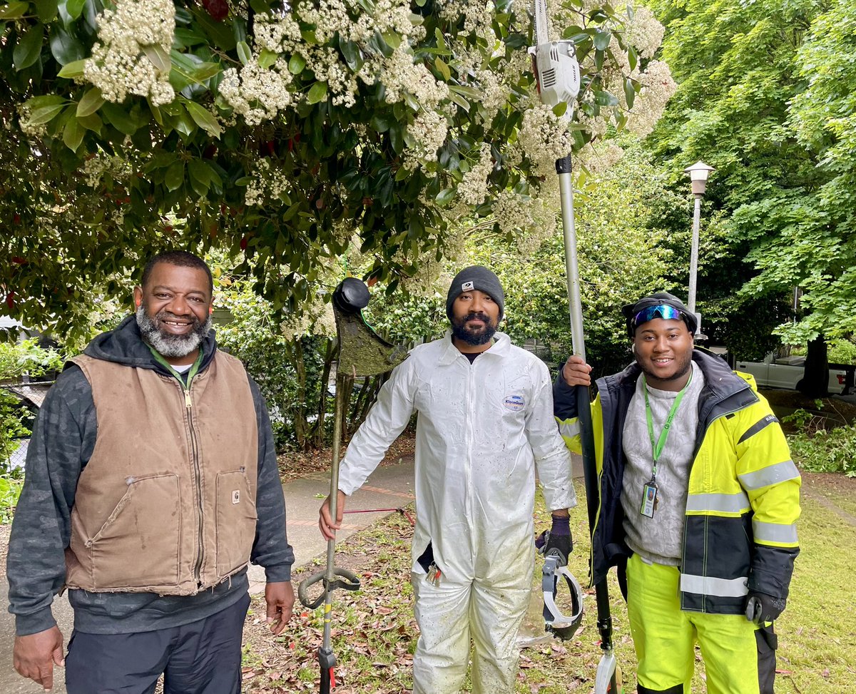 LushLaRue's tweet photo. Great work being done today by the dozen members of the Seattle Parks Maintenance Crew at #TashkentPark. THANK YOU for making our shared green space shine! You are all awesome! #communityheros @SeattleParks @MayorofSeattle @CMJoyHollings https://t.co/wLJS9pQKGy