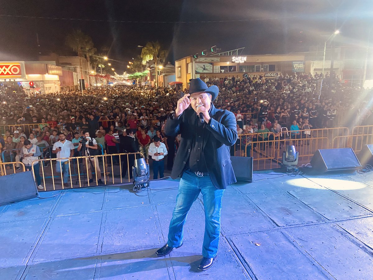 MonteclaroR's tweet photo. Todos los días hay que darle con todos los poderes!!!…Dios nos bendice con una nueva oportunidad…así que no te me rajes!!!…seguimos picando piedra…AKTITUD y enjundia raza!!!…ajuaaaaaa

#LasShingonasDeMiApá1.0
#RicardoDeMonteclaro
#LaLeyendaContinúa https://t.co/lXzMKwXfYg