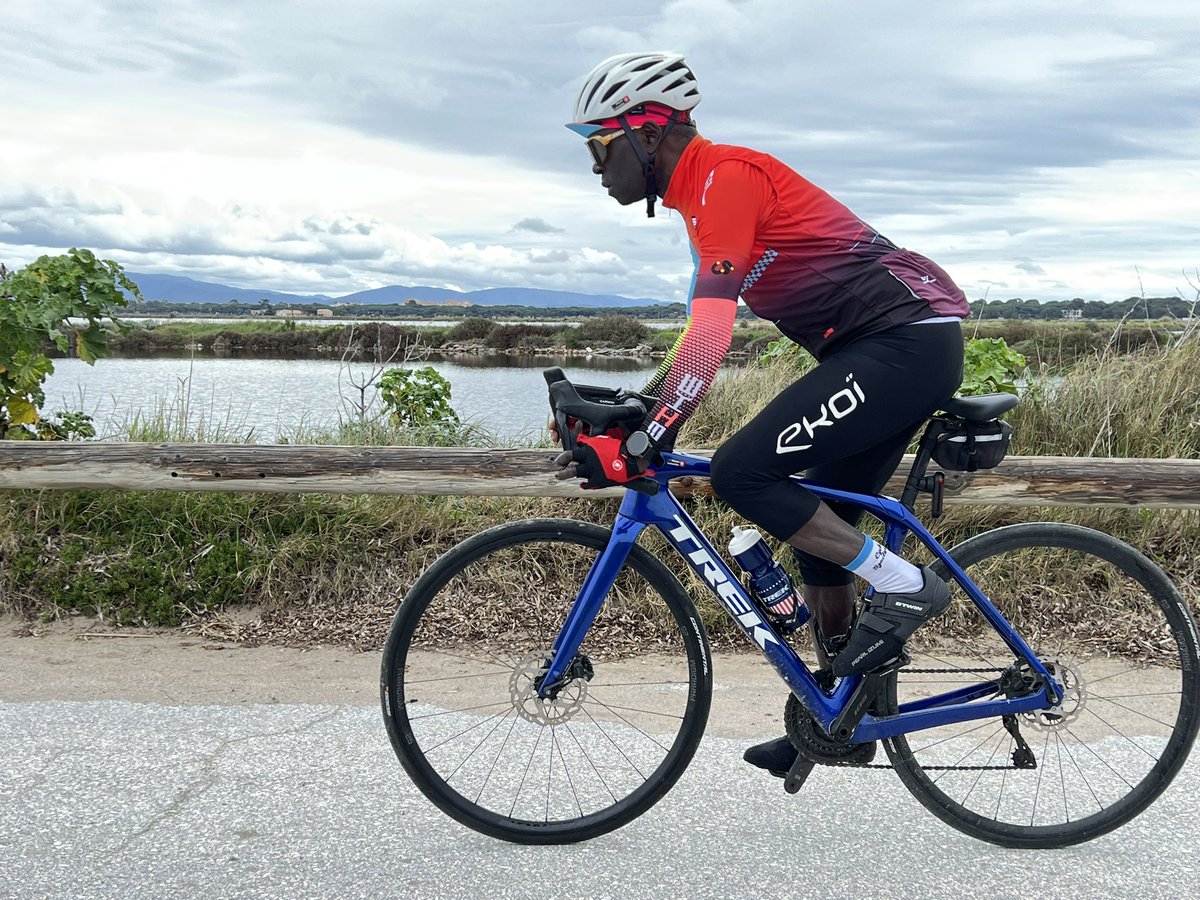 À Lausanne🇨🇭, ça va rider fort du côté d’Ouchy le 25.5.2025 avec la 22 édition du #Cyclotour du Léman. Le senior <a href="/LutumbaP/">Lutumba Pierre</a> représente la RDCongo 🇨🇩, alignée sur 176km #course vélo.