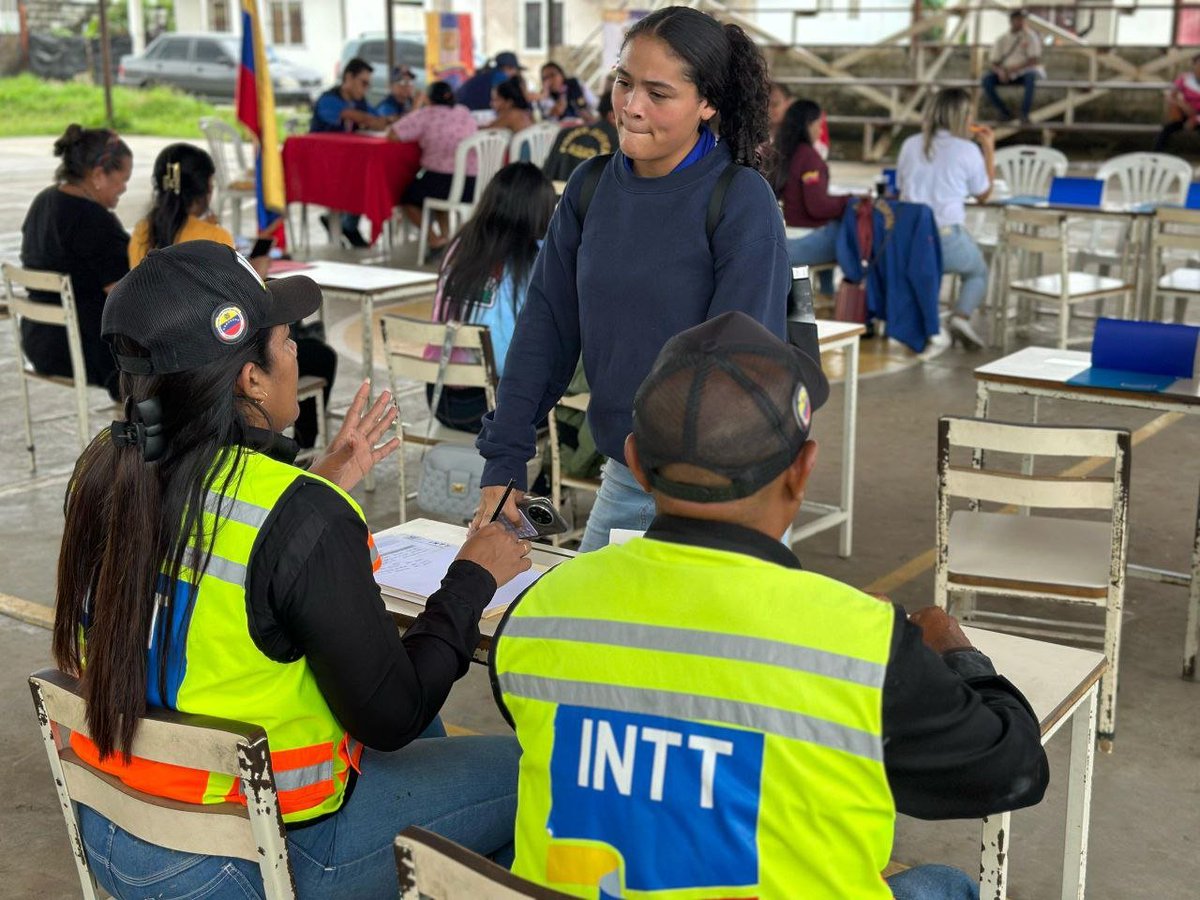 InttContigo's tweet photo. Trabajadores del INTT, oficina San Fernando, participan en jornada de Tribunales Móviles, en la que ofrece Licencias para Conducir y trámites vehiculares, de rápida, sencilla, sin intermediarios y cercanos al pueblo https://t.co/uNWK8PTZH9