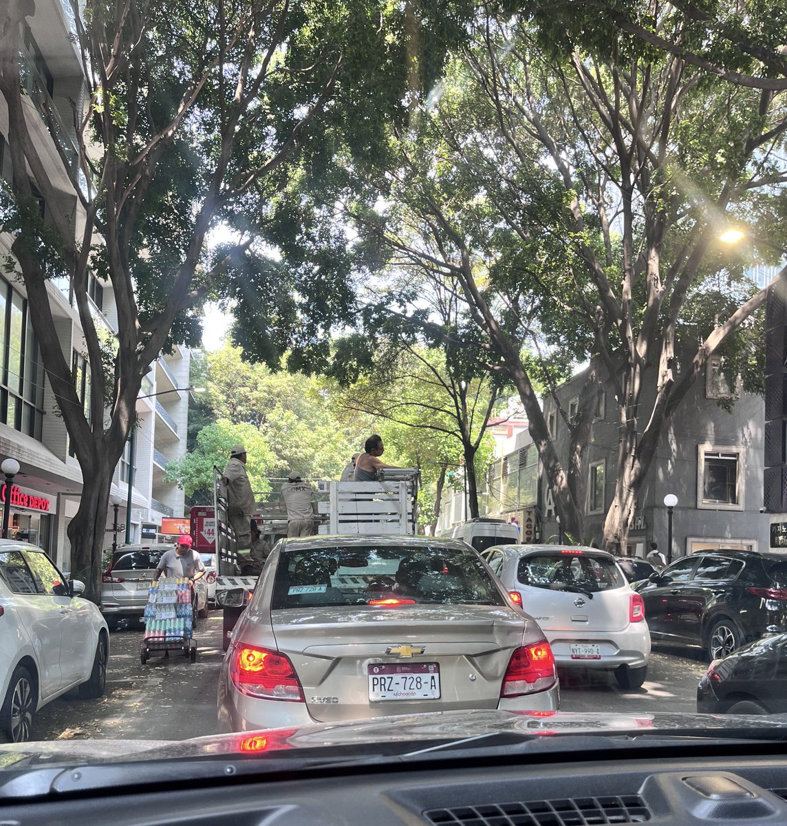 Eviten la zona del Ángel de la Independencia y #PaseodelaReforma. Las calles son un caos y está cerrado Florencia por paro de #maestros de la #CNTE. #caosvial #Insurgentes #Hamburgo #parodocente