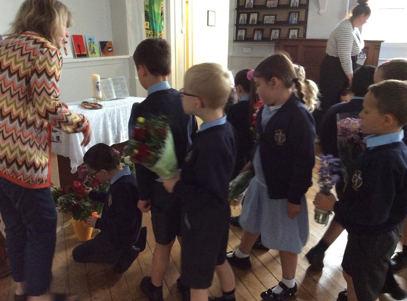 stjosephshx3's tweet image. We held a celebration of the word to honour Our Lady. We presented flowers to Mary.