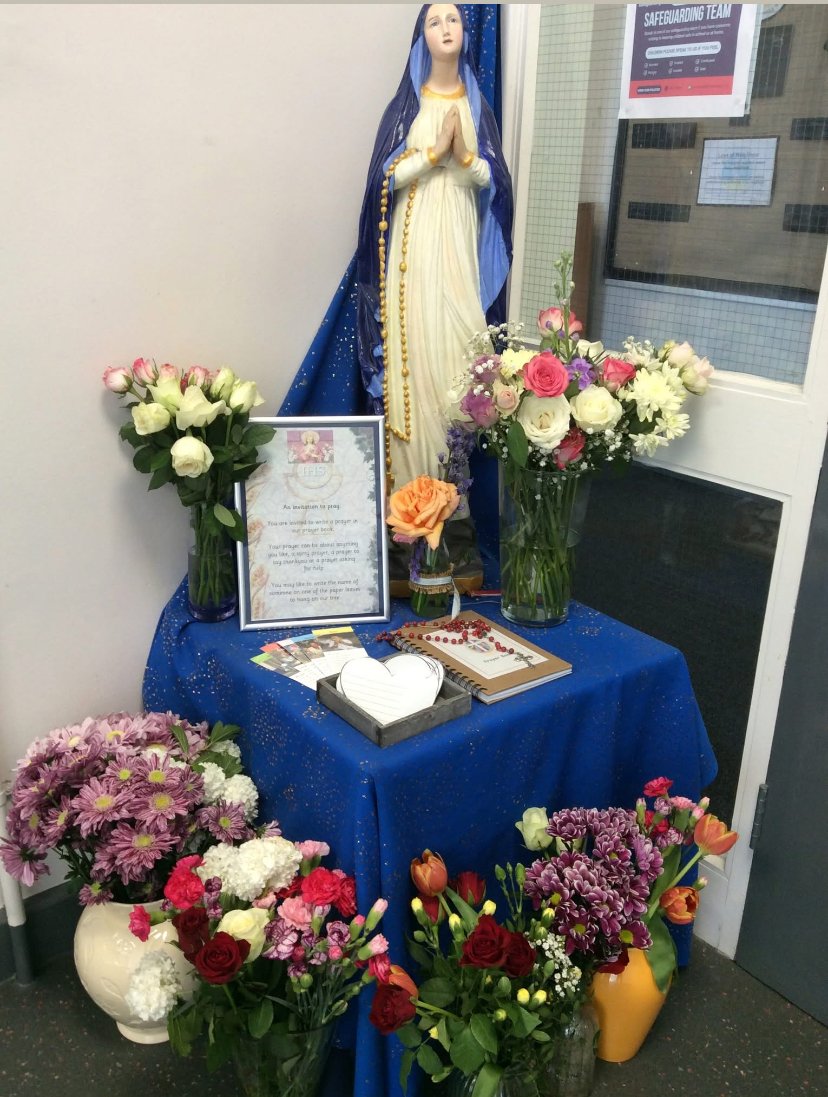 stjosephshx3's tweet image. We held a celebration of the word to honour Our Lady. We presented flowers to Mary.