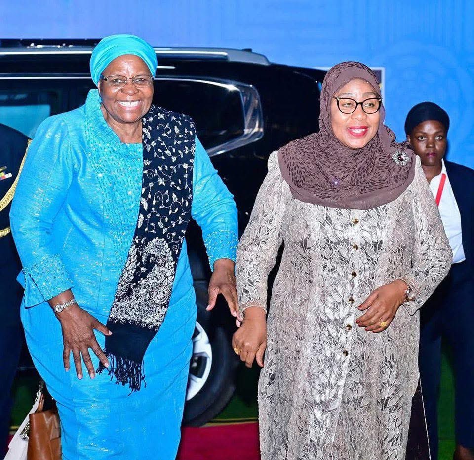 Quelle image inspirante !

La Présidente Netumbo officiellement reçue au Palais présidentiel de Dar es Salaam par son hôte, la Présidente Samia Suluhu Hassan.

Deux dirigeantes africaines, premières femmes à accéder à la magistrature suprême dans leurs pays respectifs.

Samia