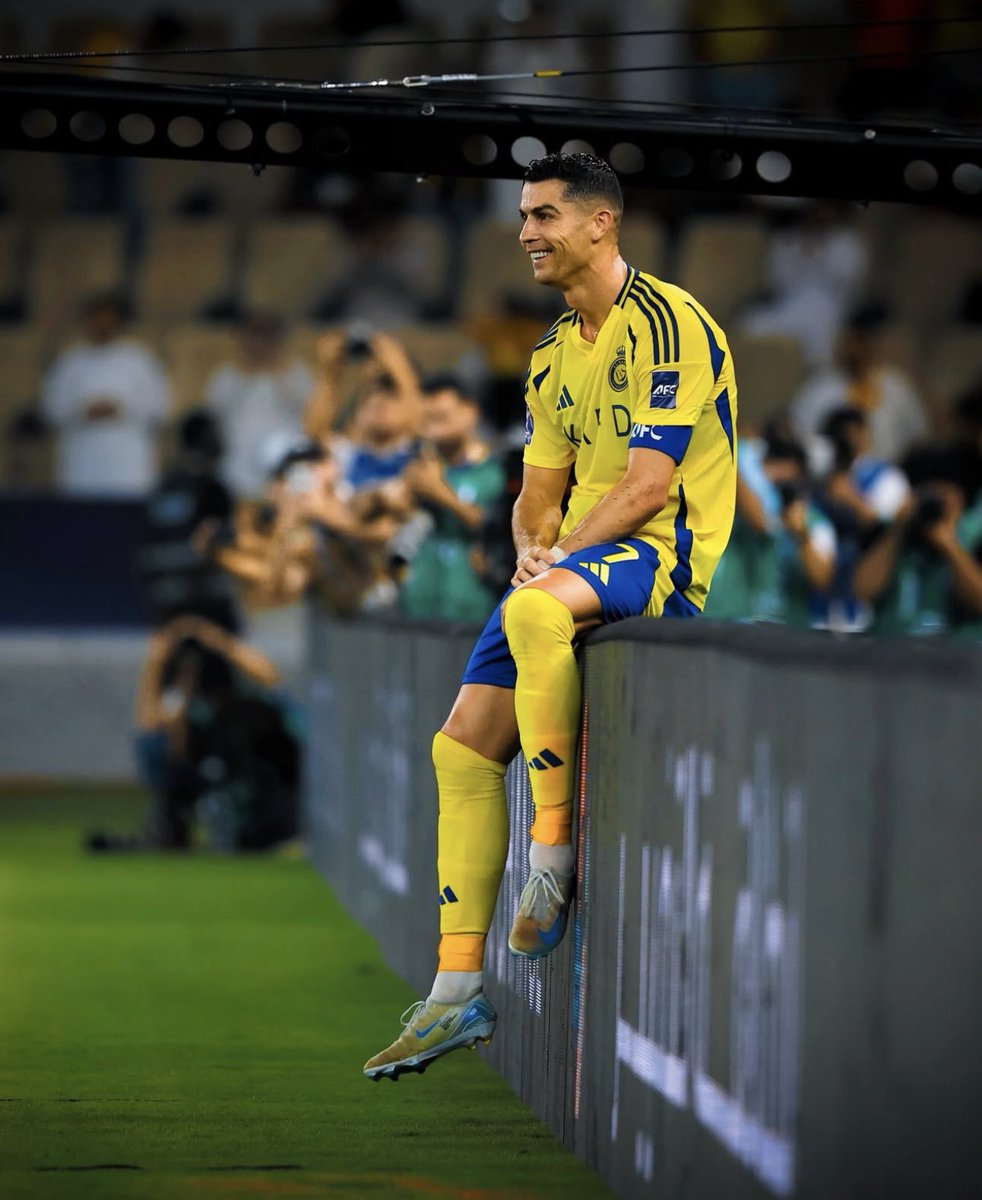 futebol_info's tweet photo. Segundo o jornal espanhol Marca, o Al Nassr ofereceu o "contrato do século" para renovar com Cristiano Ronaldo.

O craque português ganharia até mesmo 5% da propriedade do clube saudita.

Por mês, o salário de CR7 passaria a ser de 15,2 milhões de euros (R$ 95 milhões). Isso equivale a 3,8 milhões de euros (R$ 23,7 milhões) por semana, ou 550 mil euros (R$ 3,4 milhões) por dia. Nenhum outro jogador recebe mais.

🗞 @geglobo 
📸 Al Nassr