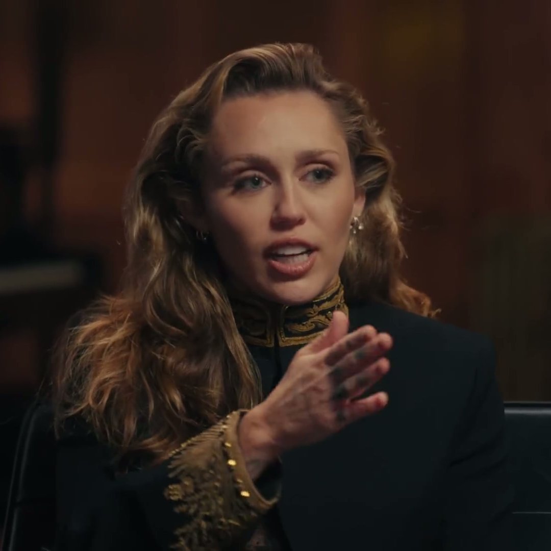 hqmileynow's tweet photo. MORRENDO! Miley Cyrus contou para a Apple Music que Dolly Parton não gostou da era “Endless Summer Vacation”:

“Ela disse: “Todo mundo me pergunta onde você está e eu me pergunto a mesma coisa. Todo dia tem um photoshoot seu usando biquíni, mas o que você vai fazer além disso?” E eu disse a ela: “Eu estou trabalhando em outro álbum, nós já passamos dessa era.” Ela completou: “Não é assim que se faz um projeto!” 

Eu estava presa em um carro com ela, em uma viagem de 45 minutos a caminho da casa dela, então não tinha como escapar da lição que ela estava me dando.”