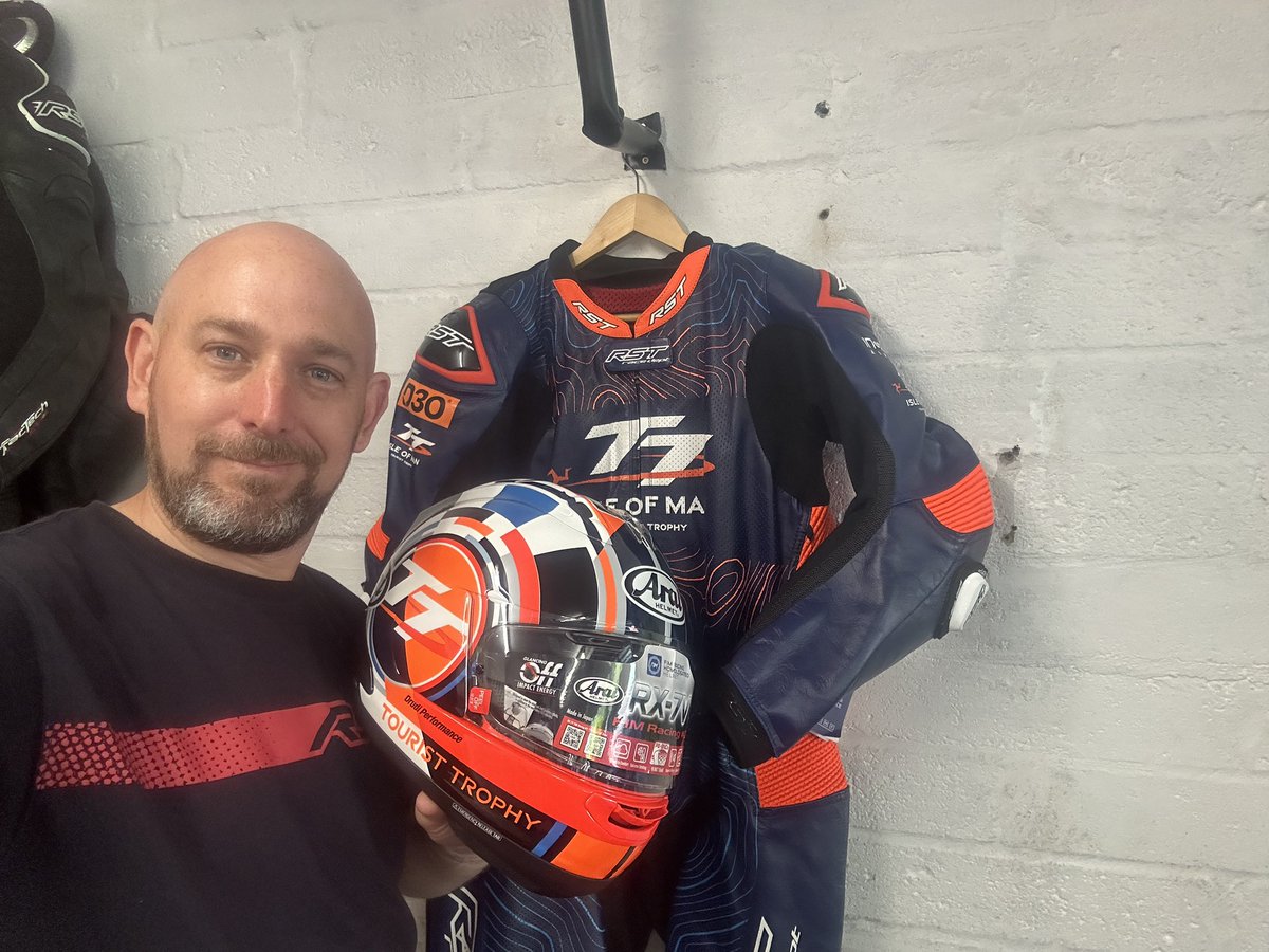 This years lid and leathers. What do you reckon? Thanks to <a href="/rstmoto/">RST</a> and <a href="/WhyArai/">Arai Helmets UK</a> for the best gear in the business 👍