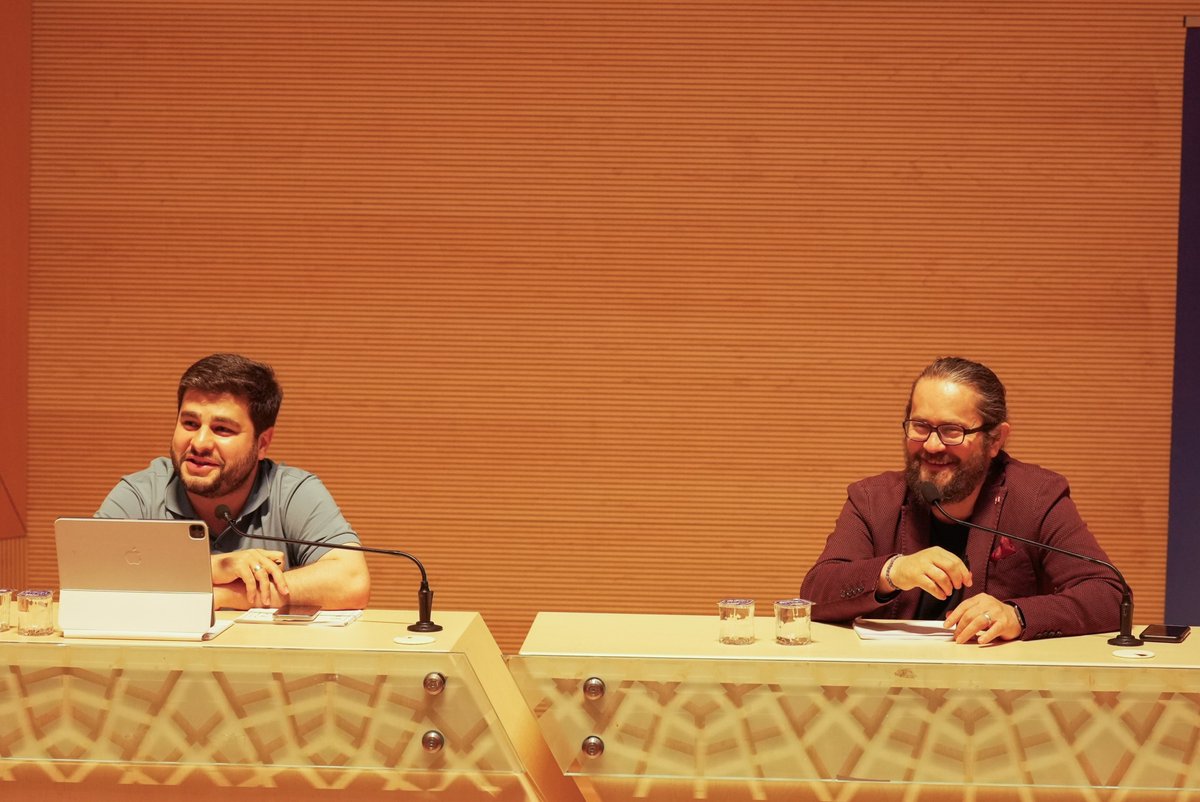 Kampüs programlarımızda 2. haftayı Dijital İletişim Uzmanı Said Ercan abi ile icra ettik. Etkin sosyal medya kullanımına dair keyifli bir söyleşi oldu. 💬

Sorularıyla programa renk katan katılımcı öğrenci arkadaşlara ve program organizatörü Marmara İlahiyat Genç Gönüllüler