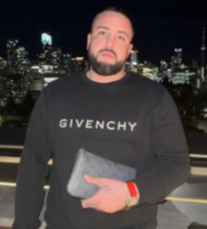 #Disparition Nicholas David Carroll, 35 ans de Mirabel. Il a été vu pour la dernière fois le matin du 18 mai dernier quittant son domicile à Mirabel. Son véhicule de marque Mercedes Benz S 2021, noir a été retrouvé à Crabtree. bit.ly/43kDgAp