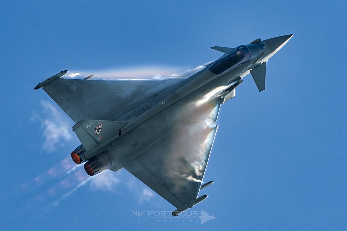 Almost show time for <a href="/TyphoonDisplay/">Typhoon Display Pilot</a> &amp; he's smashing the ones over home.

Look forward to many many more........

<a href="/RAFTyphoonTeam/">RAF Typhoon Display Team</a> 

#RAF #Typhoon #Jet #Lincolnsire #Coningsby #Display #AVGeek #Sony #Photography