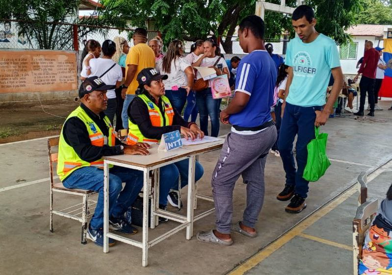 InttContigo's tweet photo. Trabajadores del INTT, oficina San Fernando, participan en jornada de Tribunales Móviles, en la que ofrece Licencias para Conducir y trámites vehiculares, de rápida, sencilla, sin intermediarios y cercanos al pueblo https://t.co/uNWK8PTZH9