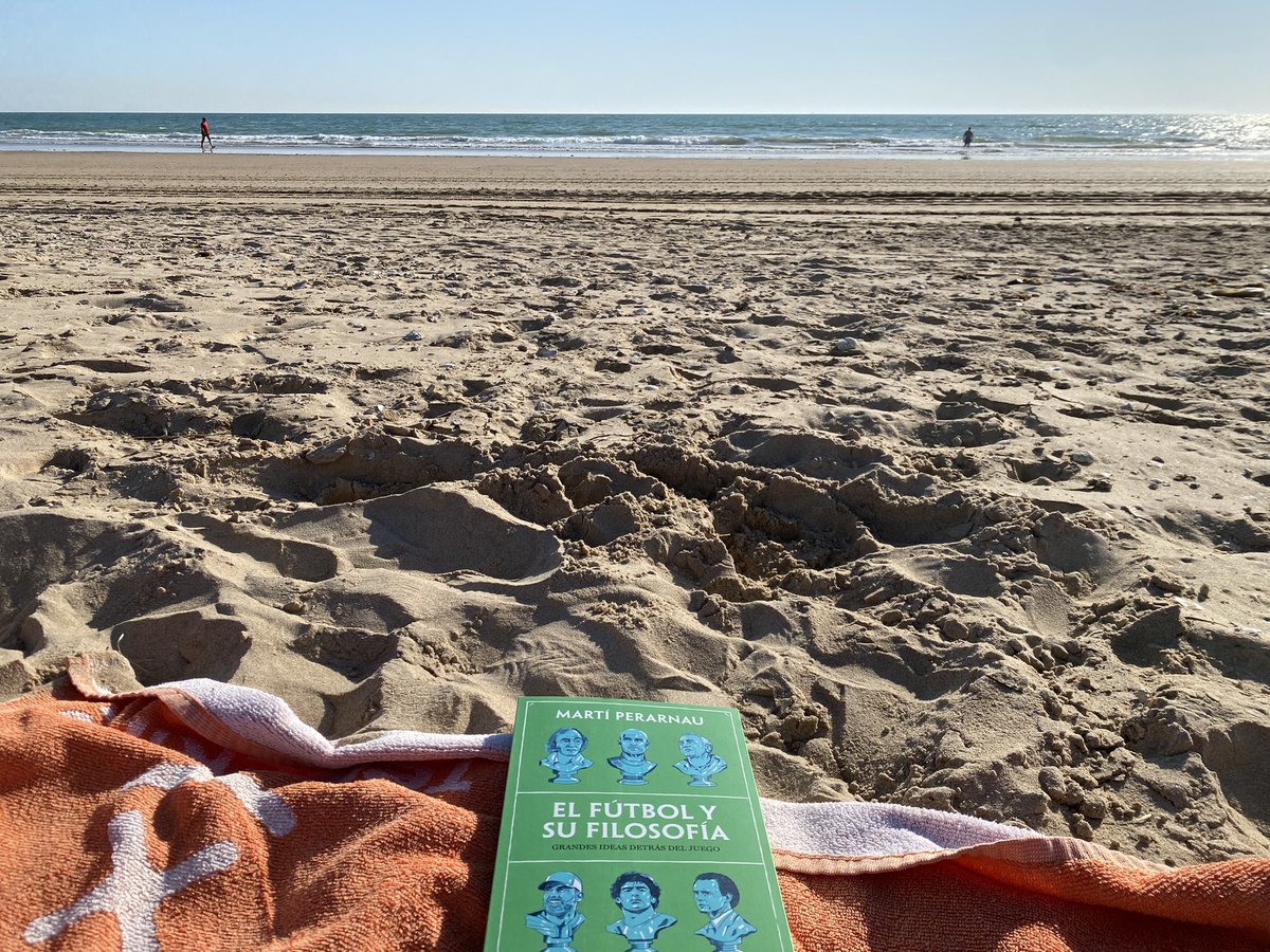 esoto's tweet photo. Menudo regalito @martiperarnau , dos de las cosas que más me gustan. Enhorabuena! A ver si escribes más del Barça y el miedo, que se te echa de menos. Un abrazo desde Cádiz! https://t.co/4ayi0DdPyM