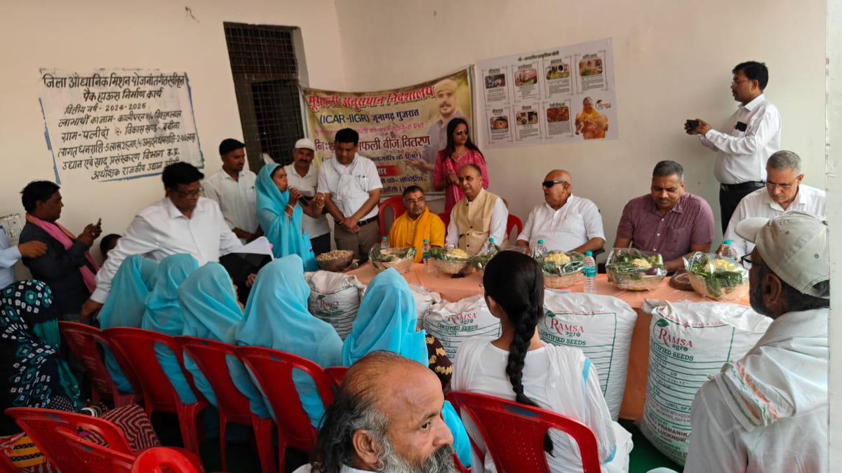 ग्राम पलिंदा, बबीना (झाँसी) में मान. कृषि मंत्री श्री सूर्य प्रताप शाही जी का जल सहेली द्वारा आत्मीय स्वागत हुआ।
स्वयं उगाई जैविक सब्जियाँ भेंट की गईं व जल कथा कार्यक्रम का आमंत्रण पत्र सौंपा गया।
गोबर गैस प्लांट का उद्घाटन भी संपन्न हुआ।
#RLBCAU #SustainableFarming #JalSaksharta