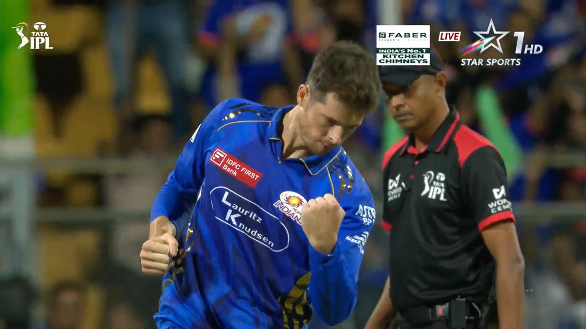 mufaddal_vohra's tweet photo. MITCHELL SANTNER WHILE DEFENDING 180 IN A BIG MATCH:

4-0-11-3. 🤯

- SANTNER BOWLED 16 DOTS WHILE CONCEDING JUST 1 FOUR. 🥶 https://t.co/dFJWaG6nKC