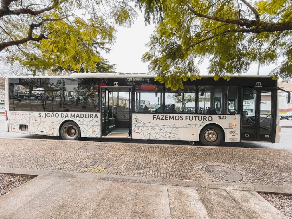 #saojoaodamadeira Adjudicada nova prestação do serviço de transportes TUS. A empresa vencedora do concurso público compromete-se a proceder à introdução de veículos elétricos ou de hidrogénio, para reduzir a emissão de gases de efeito estufa. +info: cm-sjm.pt/pt/noticias/7-…
