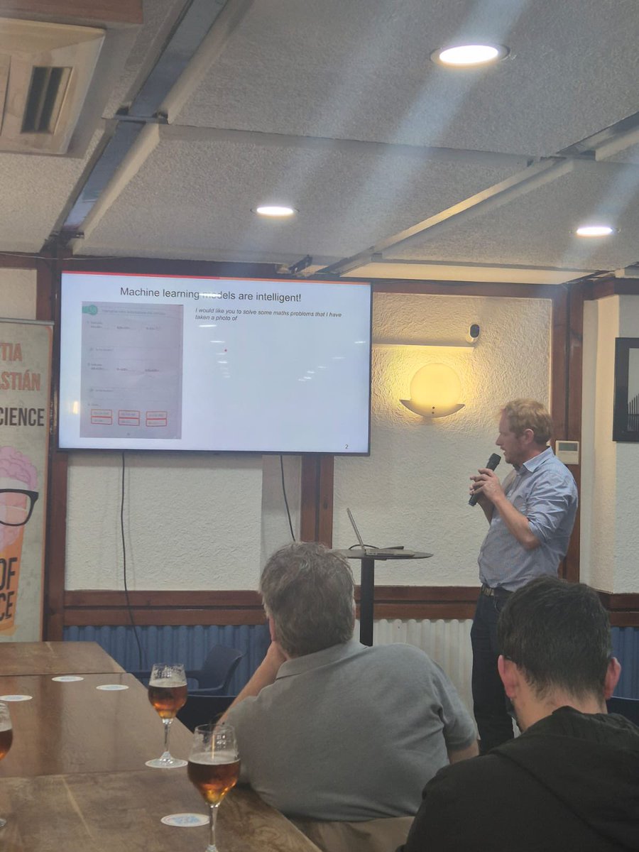 #pint25DSS en 📍Bar Antonieta empezando con Nicholas Ballard <a href="/Polymat_BERC/">POLYMAT</a> que nos explica el papel de la IA en las ciencias químicas ⚗️🧪 #pint25es #pint25