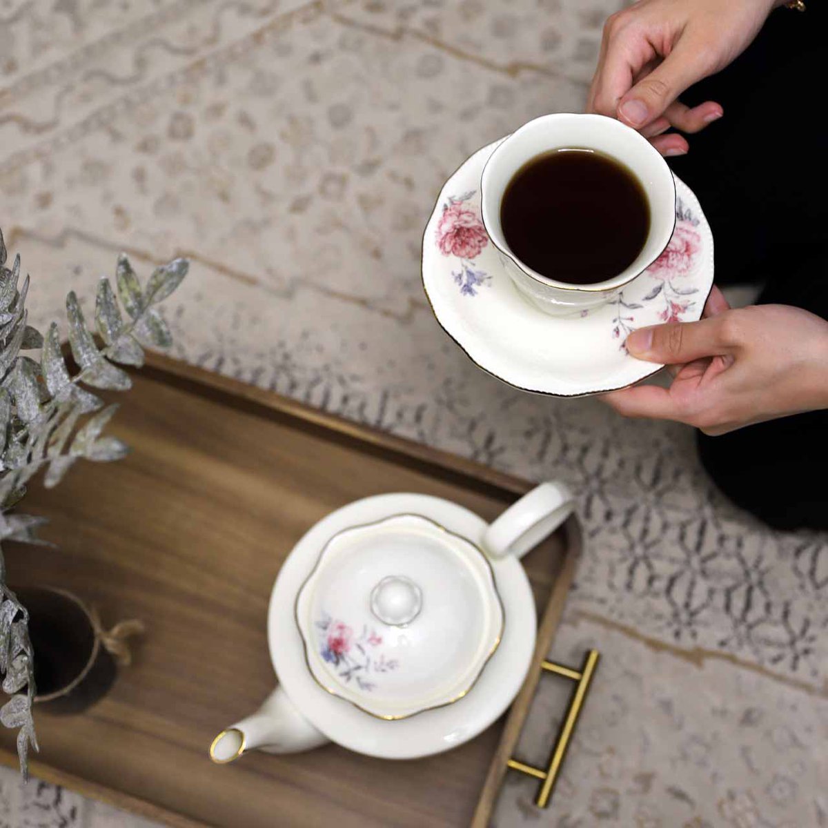 علمونا وش افضل وقت تشربون فيه الشاي ؟ 🤔
#القفاري_للسجاد 
#اليوم_العالمي_للشاي