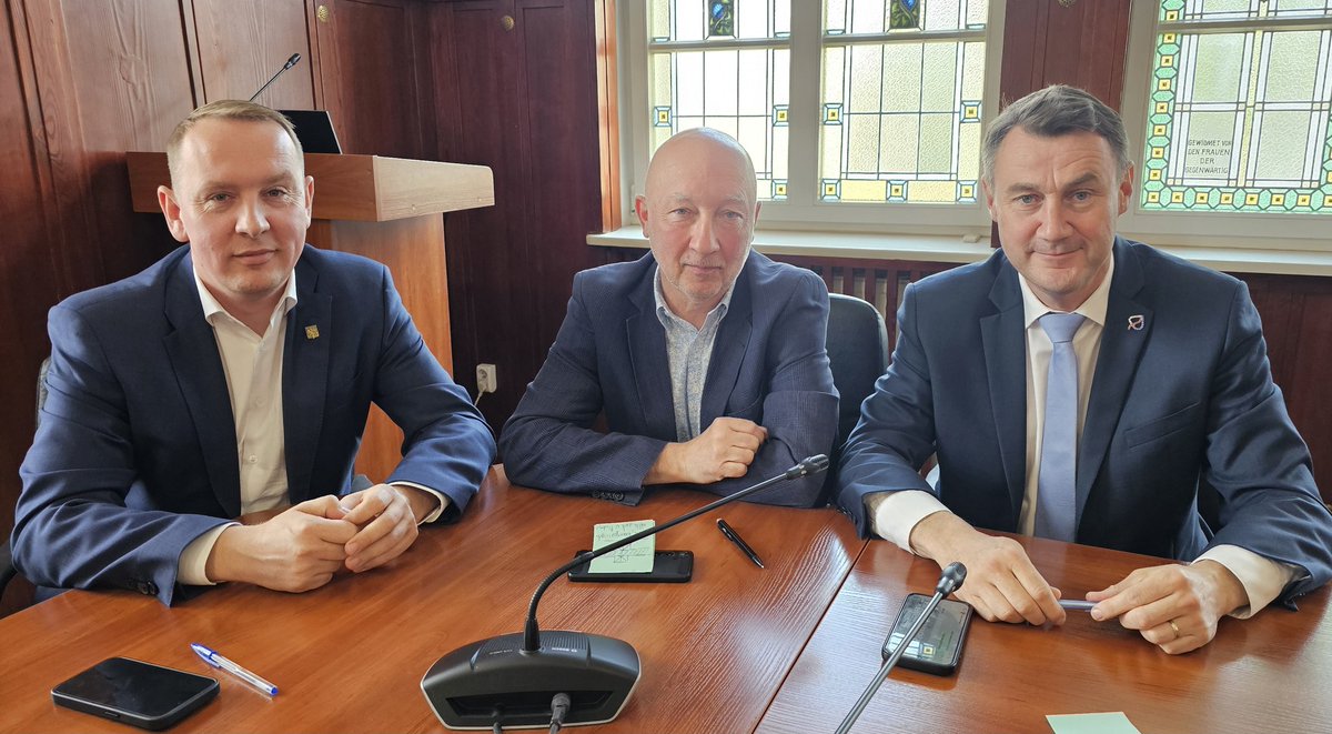 V Bogatyni🇵🇱 se dnes setkal <a href="/MartinPuta/">Martin Půta</a> se svými polskými kolegy - starostou daného města <a href="/WDobrolowicz/">Wojciech Dobrołowicz</a> a starostou okresu Zhořelec Arturem Biełinskym. Tématem setkání, jehož se účastnili i zástupci polských neziskovek a úřadů, bylo hodnocení dosavadní spolupráce s <a href="/Grupa_PGE/">PGE Polska Grupa Energetyczna</a>