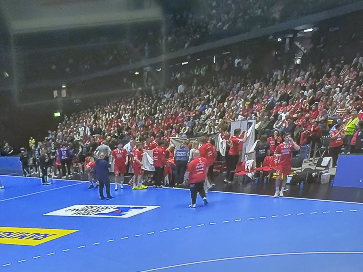 RasmusBoysen92's tweet image. The head coach of Kolstad Håndball, Christian Berge, has left the arena in the Norwegian final after health problems. 

He is conscious and on his way to the hospital for examination, according to information of @tv2sport.
#handball