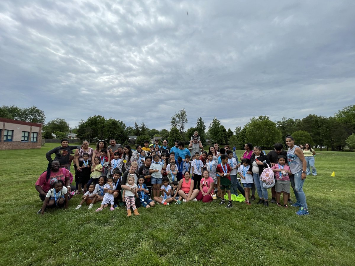 GloriaJCSL's tweet photo. Our @MSYSA Let’s Play! Spring season has come to an end ⚽️🏅. Thank you to all of the parents who came out today and this season. Thank you coaches for a wonderful season. Thank you @CSconnect_MCPS for providing this #wraparound service for our 1st grade @HHESHUSKIES https://t.co/ctk6MXQhyx