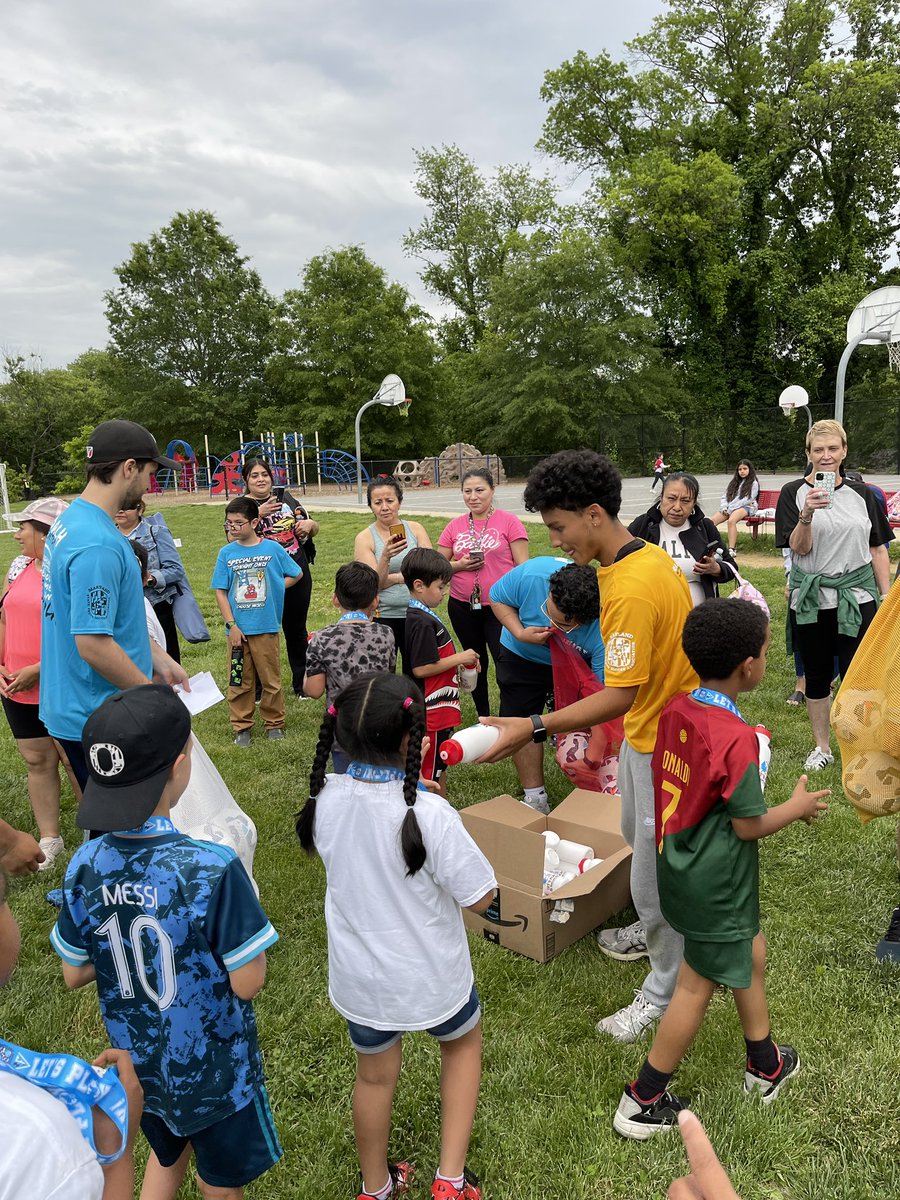 GloriaJCSL's tweet photo. Our @MSYSA Let’s Play! Spring season has come to an end ⚽️🏅. Thank you to all of the parents who came out today and this season. Thank you coaches for a wonderful season. Thank you @CSconnect_MCPS for providing this #wraparound service for our 1st grade @HHESHUSKIES https://t.co/ctk6MXQhyx