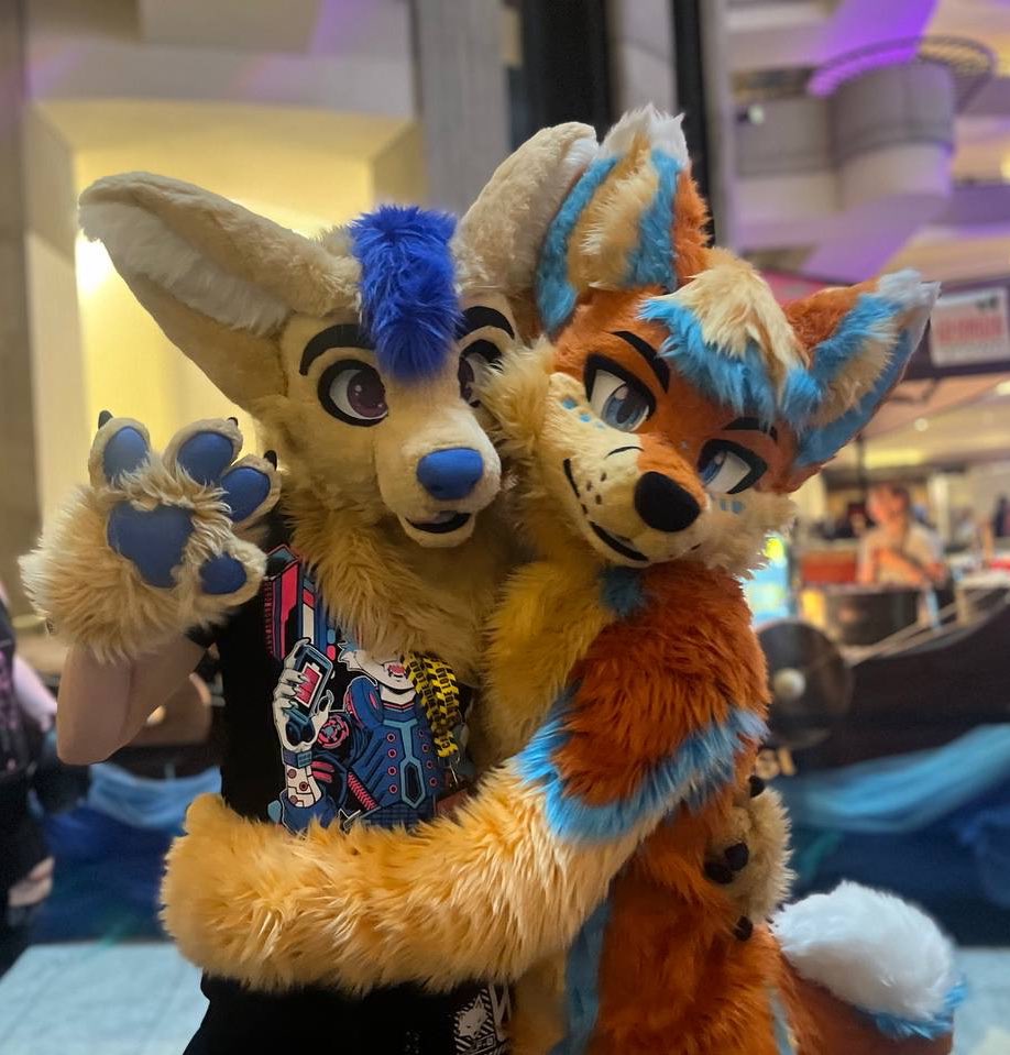 Got to meet one of my favorites beans this year at FWA 🥺 <a href="/celloWolfox/">Cherry Wolfox AD</a>