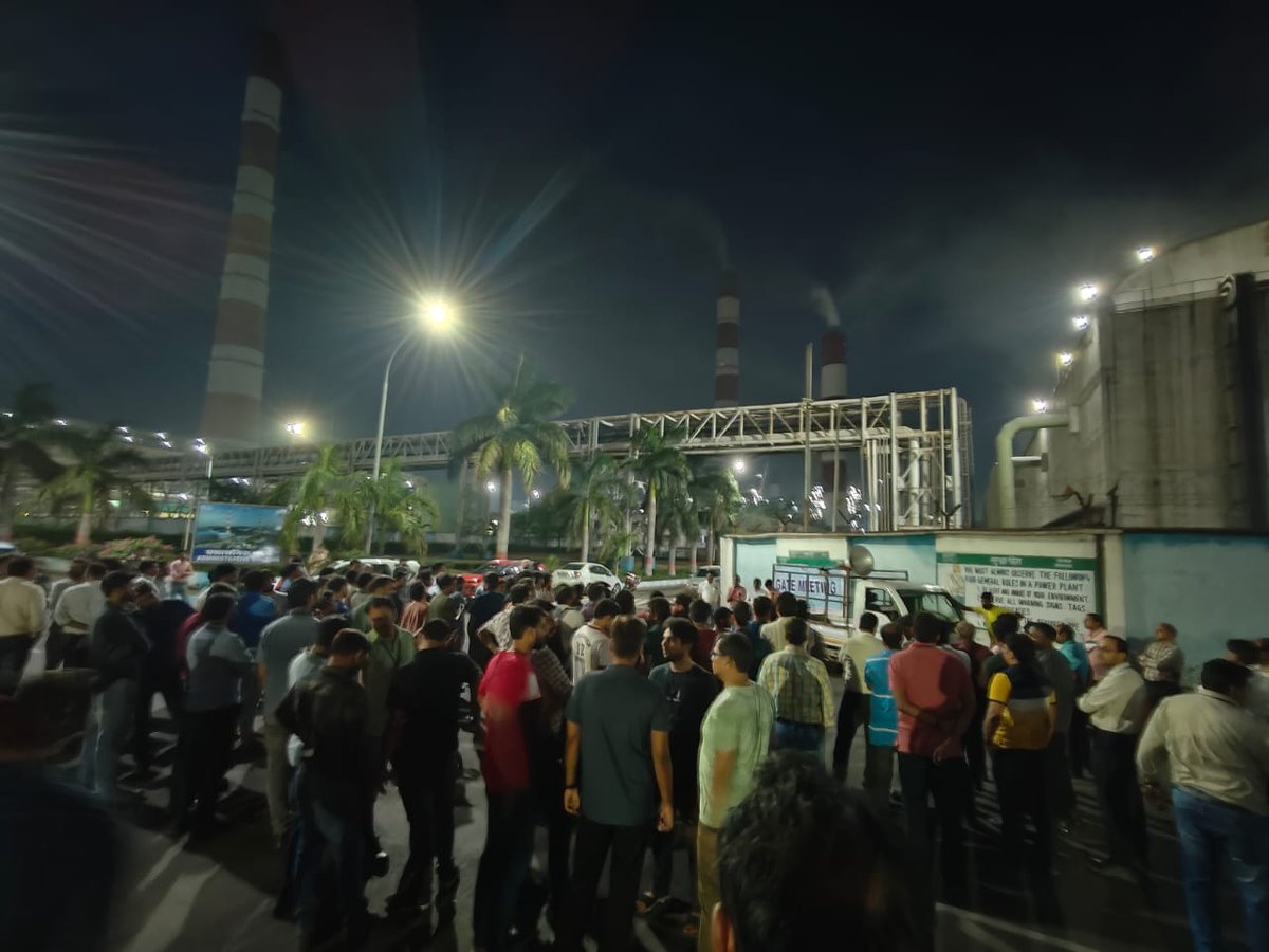ExecutiveN54154's tweet photo. Lights On, Justice Denied! Day 13 of Protest Against CHRC-976.
We are not backing down until dignity and fairness are restored.
#WithdrawCHRC976 #NTPCStandWithUs #JusticeForExecutives
 #NTPCProtest #CHRC976 #VoiceOfExecutives #UnitedForJustice #NTPCUnited https://t.co/yNGopUpdmI