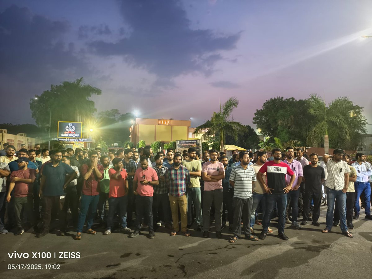 ExecutiveN54154's tweet photo. Lights On, Justice Denied! Day 13 of Protest Against CHRC-976.
We are not backing down until dignity and fairness are restored.
#WithdrawCHRC976 #NTPCStandWithUs #JusticeForExecutives
 #NTPCProtest #CHRC976 #VoiceOfExecutives #UnitedForJustice #NTPCUnited https://t.co/yNGopUpdmI