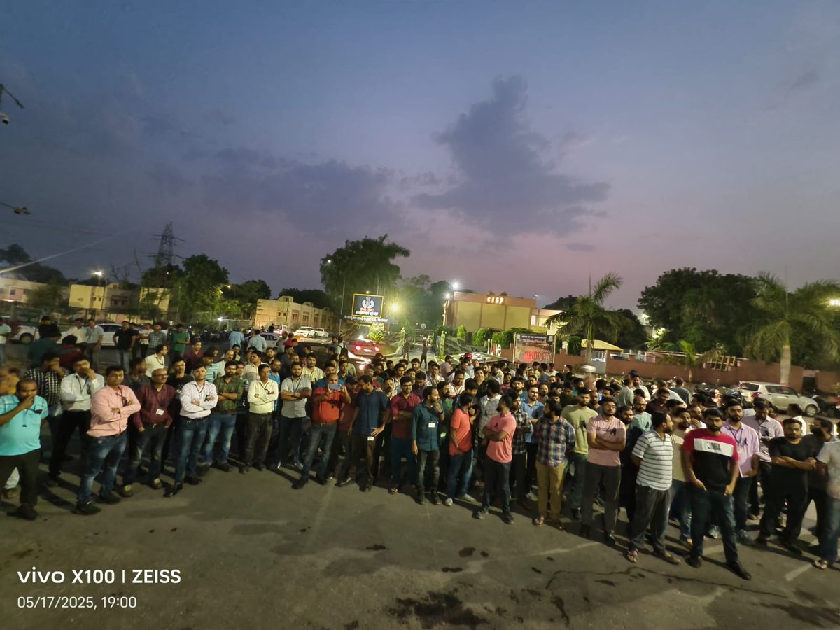 ExecutiveN54154's tweet photo. Lights On, Justice Denied! Day 13 of Protest Against CHRC-976.
We are not backing down until dignity and fairness are restored.
#WithdrawCHRC976 #NTPCStandWithUs #JusticeForExecutives
 #NTPCProtest #CHRC976 #VoiceOfExecutives #UnitedForJustice #NTPCUnited https://t.co/yNGopUpdmI
