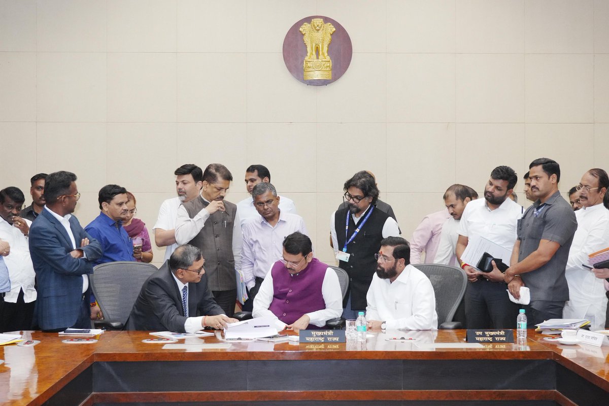 BEML India (@bemlltd) on Twitter photo BEML <a href="/cmdbeml/">CMDBEML</a>  Shri Shantanu Roy had the privilege of meeting the Hon’ble Chief Minister of Maharashtra, Shri Devendra Fadnavis to share BEML’s growing contributions to Maharashtra’s urban and infrastructure landscape. The Hon'ble Deputy Chief Minister, Shri Eknath Shinde, was BEML <a href="/cmdbeml/">CMDBEML</a>  Shri Shantanu Roy had the privilege of meeting the Hon’ble Chief Minister of Maharashtra, Shri Devendra Fadnavis to share BEML’s growing contributions to Maharashtra’s urban and infrastructure landscape. The Hon'ble Deputy Chief Minister, Shri Eknath Shinde, was